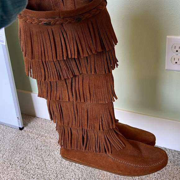 Minnetonka Moccasin boots, 5 layer fringe. Brown. New. Size 9. - Picture 6 of 7